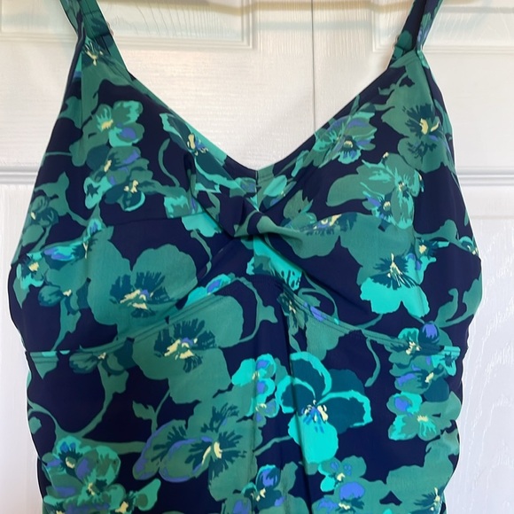 L.L. Bean Other - Women’s LL Bean Sz 16 tankini blue green floral adjustable straps built in cups